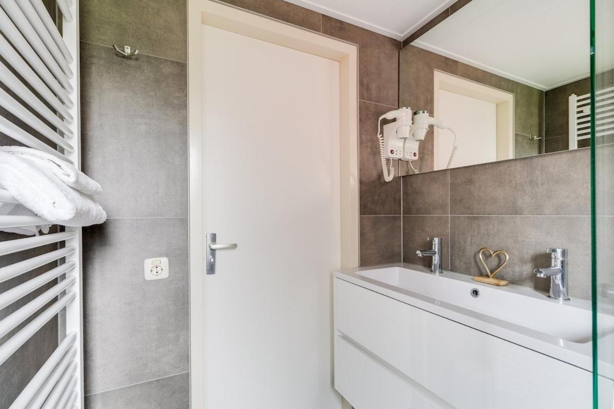 Kleine Zanglijster I Prachtig Huisje Nabij Bosrand Zwiggelte Exterior foto